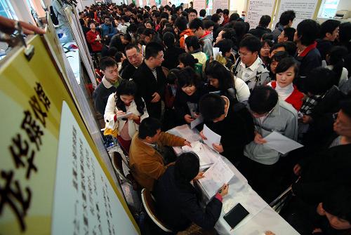 3月21日,殯葬業(yè)專場招聘會上摩肩接踵。當日,“上海殯葬行業(yè)高校畢業(yè)生專場招聘會”在上海市人才服務(wù)市場舉行,這是上海殯葬行業(yè)首次集體招聘大學生,23家殯儀館、公墓及殯葬代理服務(wù)機構(gòu)向應(yīng)屆畢業(yè)生推出395個崗位,包括策劃、設(shè)計、營銷、社工、綠化、文化研究等,學歷要求大多在本科以上,起薪為3000元/月左右。招聘專場受到眾多高校畢業(yè)生青睞,場面十分火爆。新華社記者 劉穎 攝