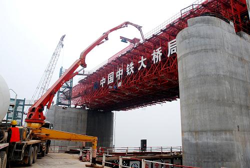 3月21日,施工人員在向莆鐵路東新贛江特大橋工地澆筑首片50米1500噸箱梁。當(dāng)日,向莆鐵路東新贛江特大橋主橋開始正式制梁。橫跨贛江的東新贛江特大橋是向莆鐵路重點控制性工程,全長27.3公里,計劃2010年6月完工。向莆鐵路西起江西南昌,東到福建莆田,是國家“十一五”期間新開工的鐵路重點建設(shè)項目,是福建沿海通往江西的山區(qū)高等級快速鐵路通道。正線全長約603.6公里,總投資518億元,于2008年11月全面開工,預(yù)計2012年建成并投入使用。新華社發(fā)(胡國林 攝)