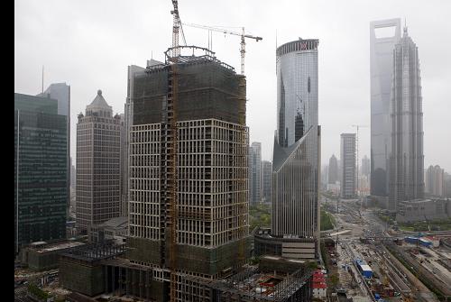 這是上海浦東陸家嘴地區(qū)一個建筑工地(4月19日攝)。4月18日,上海市統(tǒng)計局公布的數(shù)據(jù)顯示,一季度,上海市建筑業(yè)總產(chǎn)值543.04億元,比2008年同期增長29.7%。新華社記者 張明 攝