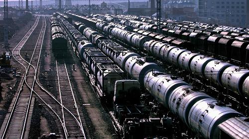 4月16日,滿洲里鐵路換裝現(xiàn)場停靠著等待換裝的列車。新華社記者 李欣 攝
