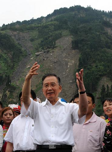 9月2日上午,在汶川大地震過去110多天、災區(qū)大規(guī)模恢復重建工作即將展開之際,正在四川地震災區(qū)考察的中共中央政治局常委、國務院總理、國務院抗震救災總指揮部總指揮溫家寶,在赴汶川大地震震中——汶川縣映秀鎮(zhèn)慰問受災群眾后,就近在居民安置點舉行了一場別開生面的“記者招待會”,回答了記者的提問。新華社記者 黃敬文 攝