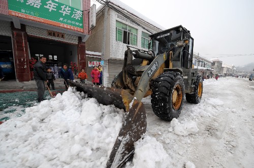 一輛工程車在霍山縣朱佛庵鎮(zhèn)街道上鏟雪(1月30日攝)。位于大別山區(qū)的安徽霍山縣自1月12日起連續(xù)普降中到大雪,山區(qū)部分鄉(xiāng)鎮(zhèn)遭遇暴雪。持續(xù)降雪給該縣人民的生產(chǎn)、生活造成嚴(yán)重影響。雪災(zāi)發(fā)生后,各級黨委政府積極采取多項措施,清除冰雪,保障道路通暢,當(dāng)?shù)厝罕娨沧园l(fā)參與到掃雪隊伍中。 新華社記者 陳曄華 攝