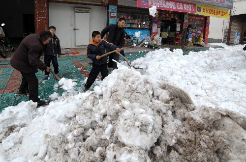 霍山縣朱佛庵鎮(zhèn)的一家人共同鏟雪(1月30日攝)。新華社記者 陳曄華 攝