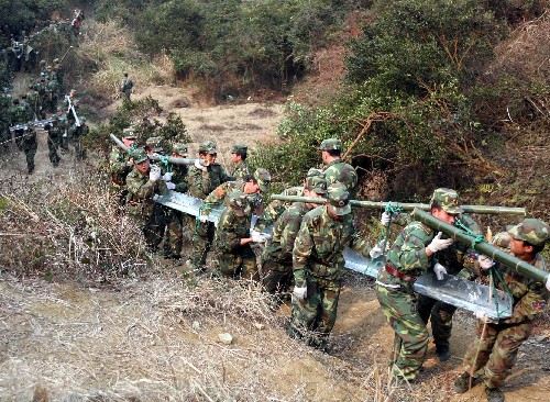 2月14日,南京軍區(qū)某部官兵在江西上粟縣東源鄉(xiāng)橋頭村搬運(yùn)鋼材。該部500名官兵星夜馳援,抵達(dá)當(dāng)?shù)睾笱杆偻度腚娏屝抟痪€,僅用4個(gè)小時(shí)就將21噸鋼材搬運(yùn)完畢。 新華社發(fā)