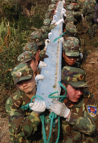 2月14日,南京軍區(qū)某部官兵在江西上栗縣東源鄉(xiāng)橋頭村將鋼材抬上海拔近千米的山上。當(dāng)天,在當(dāng)?shù)鼐葹?zāi)的南京軍區(qū)某部官兵采取多種施工方式,搬運(yùn)電力搶修材料等42噸,順利完成任務(wù)。 新華社發(fā) (楊繼紅 攝)
