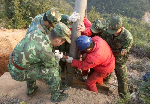 2月14日,南京軍區(qū)某部官兵在江西定南縣嶺北鎮(zhèn)和電力工人一起搶修線路。2月13日下午,南京軍區(qū)某部4700余名官兵馳援江西贛州,趕赴章貢區(qū)、贛縣、興國(guó)、信豐、大余、定南等抗災(zāi)地點(diǎn),投入緊張的電網(wǎng)恢復(fù)搶修中。 新華社發(fā) (劉念海 攝)