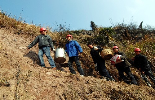 2月21日,送湯圓的隊(duì)伍在狹窄崎嶇的山路上艱難前行。當(dāng)日,浙江電力部門為奮戰(zhàn)在麗水山區(qū)農(nóng)村電網(wǎng)搶修一線的職工送去湯圓,表示慰問。為了讓山區(qū)盡早恢復(fù)供電,來自國(guó)家電網(wǎng)浙江紹興電力局的200多名職工在元宵節(jié)當(dāng)日仍堅(jiān)守工地,加緊搶修。 新華社記者 黃深鋼 攝