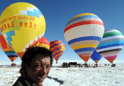 當(dāng)?shù)夭刈迥撩窨巳账_在長(zhǎng)江源頭觀看熱氣球放飛(3月16日攝)。 在第16個(gè)“世界水日”來(lái)臨之際,由國(guó)家體育總局、青海省人民政府等部門(mén)聯(lián)合主辦的“世界水日”三江源熱氣球行動(dòng)在海拔4850米的長(zhǎng)江源頭格拉丹東雪峰腳下舉行,15名飛行員克服高寒缺氧、地形復(fù)雜、氣流不穩(wěn)定等困難,成功放飛8只巨型熱氣球,借此呼吁關(guān)注生態(tài)環(huán)境。 新華社記者 侯德強(qiáng) 攝