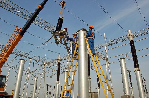 3月20日,工人在“皖電東送”西通道首端500千伏淮南開關(guān)站安裝電氣設(shè)備。新華社發(fā)(陳彬 攝)