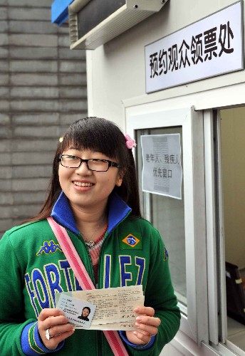 3月28日,在免費措施公布后通過網絡第一個成功預約參觀首都博物館的觀眾王秀麗,第一個拿到了首都博物館的免費參觀券。從當日起,首都博物館、中國人民抗日戰(zhàn)爭紀念館等北京33家博物館、紀念館和愛國主義教育基地免費對社會開放(其中有4家博物館因施工原因,免費開放時間后延)。據了解,目前北京注冊的博物館有143家,其中中央屬博物館38家,北京市屬博物館69家,民辦博物館24家,注銷、長期未開放博物館12家。 新華社記者 羅曉光 攝