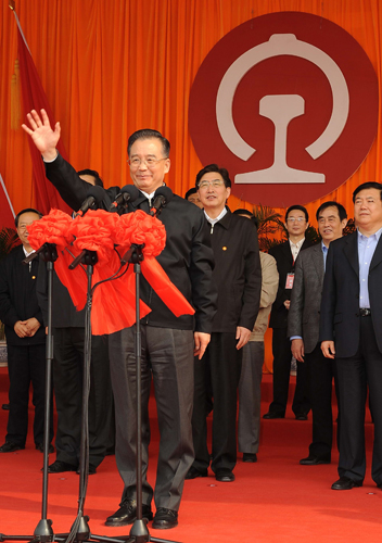 4月18日,國(guó)務(wù)院總理溫家寶在京滬高速鐵路開(kāi)工典禮上宣布京滬高速鐵路全線開(kāi)工。新華社記者 高潔 攝