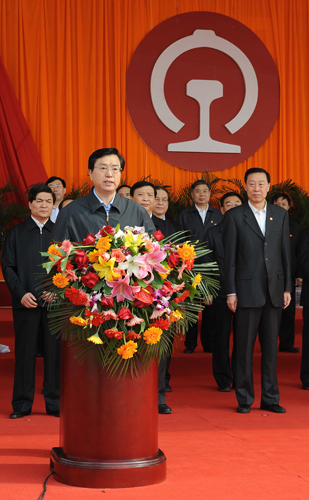 4月18日,國務(wù)院副總理張德江在北京舉行的京滬高速鐵路開工典禮上講話。新華社記者 高潔 攝