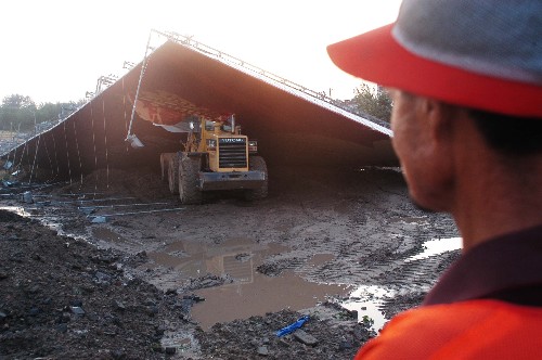6月3日,河南周口遭強對流天氣襲擊,一個巨大的廣告牌砸在一施工機械上。新華社發(fā)