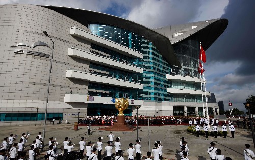 7月1日,五星紅旗在香港特別行政區(qū)區(qū)旗的伴隨下升起。當(dāng)日,為慶祝香港回歸祖國(guó)11周年,香港特區(qū)政府在香港金紫荊廣場(chǎng)舉行隆重的升旗儀式。 新華社記者 周磊 攝