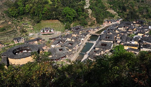 圖為福建南靖塔下村的土樓群(2008年3月27日攝)世界獨具特色的大型民居建筑——中國“福建土樓”于7月6日在加拿大魁北克城舉行的第32屆世界遺產(chǎn)大會上,被正式列入《世界遺產(chǎn)名錄》。 專家們指出,中國“福建土樓”獲得通過的原因是,它是東方血緣倫理關(guān)系和聚族而居傳統(tǒng)文化的歷史見證,是世界上獨一無二的大型生土夯筑的建筑藝術(shù)成就,具有“普遍而杰出的價值”。新華社記者 姜克紅 攝