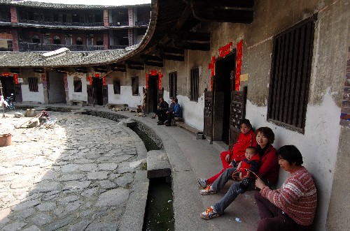 圖為福建華安二宜樓內(nèi)居民在樓檐下休息(2008年3月27日攝)。新華社記者 姜克紅 攝