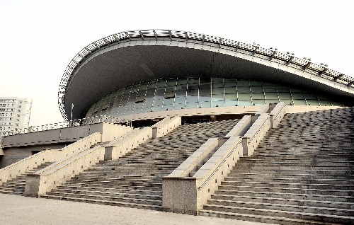 北京理工大學(xué)體育館,是北京奧運(yùn)會(huì)排球比賽預(yù)賽場(chǎng)館和殘奧會(huì)盲人門(mén)球的比賽場(chǎng)館。氣勢(shì)恢宏的北理工體育館,“鰩魚(yú)”造型動(dòng)感十足,波浪板起伏的屋頂懸吊在兩道巨型弧梁之下,細(xì)致合理的內(nèi)部結(jié)構(gòu)處處體現(xiàn)人文關(guān)懷。不僅體現(xiàn)了高校體育建筑的獨(dú)特風(fēng)格,更凸現(xiàn)了北京奧運(yùn)會(huì)“綠色奧運(yùn)、科技奧運(yùn)、人文奧運(yùn)“的三大理念。這是北理工體育館外景(5月19日攝)。 新華社記者王頌攝
