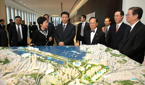 7月7日,國(guó)家副主席習(xí)近平在香港國(guó)際金融中心二期聽取特區(qū)政府有關(guān)香港基本建設(shè)方面情況的匯報(bào)。 新華社記者 張鳳國(guó) 攝