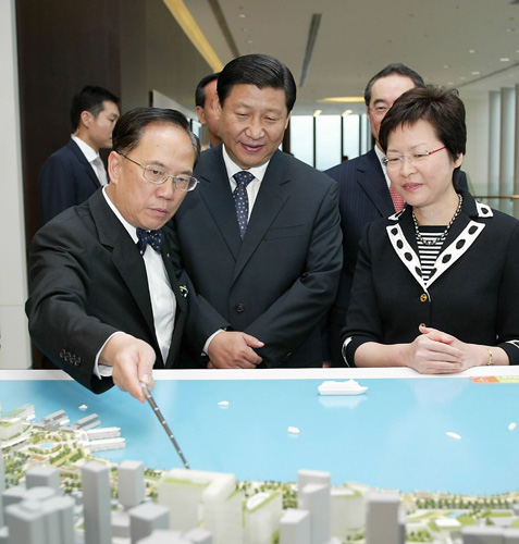 7月7日,國(guó)家副主席習(xí)近平在香港國(guó)際金融中心二期聽取特區(qū)政府有關(guān)香港基本建設(shè)方面情況的匯報(bào)。這是習(xí)近平聽取香港特別行政區(qū)行政長(zhǎng)官曾蔭權(quán)介紹“西九文化區(qū)”發(fā)展情況。 新華社記者 張鳳國(guó) 攝