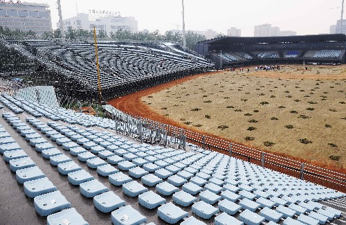 北京五棵松體育中心棒球場,是北京奧運(yùn)會(huì)的臨建場館之一,屆時(shí)奧運(yùn)會(huì)棒球比賽將在這里舉行。“省”字當(dāng)頭是棒球場的一大特色,場地的設(shè)計(jì)兼顧了賽時(shí)功能和賽后的拆除和利用。外圍幕墻采用金屬網(wǎng)結(jié)構(gòu),適合藤蔓植物的攀爬,既保證了外在美觀,也確保了場內(nèi)采光等功能需求。同樣是出于節(jié)儉的考慮,五棵松棒球場的看臺采用兩種方式完成,下部有功能用房的看臺部分采用鋼結(jié)構(gòu)設(shè)計(jì),頂部為支膜結(jié)構(gòu)的罩棚,其余部分的看臺,則會(huì)在奧運(yùn)會(huì)比賽的時(shí)候臨時(shí)租用或搭建支撐型活動(dòng)看臺,這樣就可以為場地的賽后運(yùn)行減少固定的負(fù)擔(dān),節(jié)省了建設(shè)成本。 這是五棵松棒球場的臨時(shí)看臺(5月16日攝)。新華社記者 王頌 攝