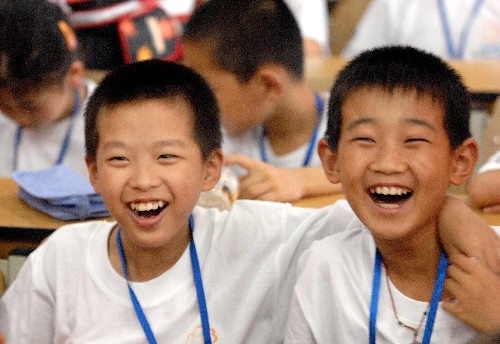 7月15日,來(lái)自福建的11歲孩子吳彬(右)和同伴一起參加外來(lái)務(wù)工子女夏令營(yíng)開(kāi)營(yíng)儀式。 當(dāng)日,杭州外來(lái)務(wù)工子女夏令營(yíng)開(kāi)營(yíng),數(shù)十名來(lái)自異鄉(xiāng)的孩子聚到一起。針對(duì)外來(lái)務(wù)工者的孩子們暑假期間缺少陪護(hù)管理的情況,杭州市慈善總會(huì)、浙江工業(yè)大學(xué)大學(xué)生志愿者協(xié)會(huì)等單位共同舉辦了為期一個(gè)月的外來(lái)務(wù)工子女夏令營(yíng),以幫助這些異鄉(xiāng)的孩子度過(guò)一個(gè)快樂(lè)充實(shí)的暑假。 新華社記者 徐昱 攝