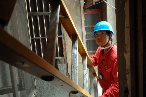 7月15日,一名搶修隊員正將電工梯搬進一戶困難戶家中,執(zhí)行搶修任務。 浙江嘉興市南湖區(qū)供電分局“紅船”電力搶修服務隊,為確保群眾不因線路故障影響觀看奧運賽事,推出多項新舉措,實現(xiàn)故障搶修平均到位時間23分鐘,并積極服務弱勢群體,免費為城市困難家庭提供電力服務,受到群眾好評。 新華社記者 黃深鋼攝