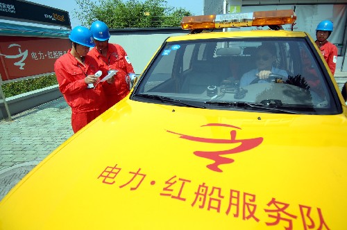7月15日,“紅船”電力搶修服務隊在烈日下準備出動,執(zhí)行搶修任務。新華社記者 黃深鋼 攝