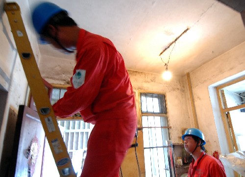 7月15日,“紅船”電力搶修隊員在一戶居民家中搶修線路。 浙江嘉興市南湖區(qū)供電分局“紅船”電力搶修服務隊,為確保群眾不因線路故障影響觀看奧運賽事,推出多項新舉措,實現(xiàn)故障搶修平均到位時間23分鐘,并積極服務弱勢群體,免費為城市困難家庭提供電力服務,受到群眾好評。 新華社記者 黃深鋼攝
