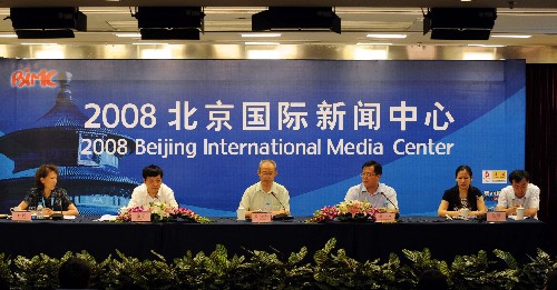7月15日,2008北京國際新聞中心邀請科技部、中國航天科工集團、國家體育場有限責任公司與國家游泳中心有限責任公司等部門的負責人和專家就“科技與奧運”接受中外記者采訪。新華社記者 李文 攝