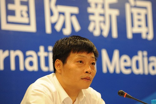 7月15日,科技部發(fā)展計劃司副司長秦勇在“科技與奧運”新聞發(fā)布會現(xiàn)場回答記者提問。當日,2008北京國際新聞中心邀請科技部、中國航天科工集團、國家體育場有限責任公司與國家游泳中心有限責任公司等部門的負責人和專家就“科技與奧運”接受中外記者采訪。 新華社記者李文攝