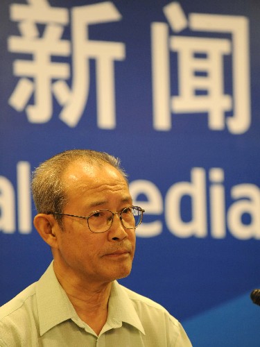 7月15日,中國工程院院士、中國航天科工集團奧運火炬燃燒系統(tǒng)總設計師劉興洲在“科技與奧運”新聞發(fā)布會現(xiàn)場回答記者提問。當日,2008北京國際新聞中心邀請科技部、中國航天科工集團、國家體育場有限責任公司與國家游泳中心有限責任公司等部門的負責人和專家就“科技與奧運”接受中外記者采訪。 新華社記者李文攝