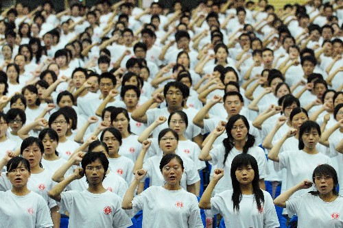 7月15日,“資教生”在培訓(xùn)班結(jié)業(yè)典禮上集體宣誓。當(dāng)天,湖北省“農(nóng)村教師資助行動(dòng)計(jì)劃”崗前培訓(xùn)班結(jié)業(yè)典禮在湖北經(jīng)濟(jì)學(xué)院舉行,從全國(guó)范圍內(nèi)選招的2600余名普通高校本科畢業(yè)生完成了專業(yè)培訓(xùn),將赴湖北省鄉(xiāng)鎮(zhèn)農(nóng)村學(xué)校進(jìn)行為期3年的任教工作。“農(nóng)村教師資助行動(dòng)計(jì)劃”自2004年實(shí)施以來(lái),湖北省已選招6107名來(lái)自全國(guó)99所高校的大學(xué)生(“資教生”)到1200多個(gè)鄉(xiāng)鎮(zhèn)學(xué)校任教。新華社發(fā)(楊宏斌 攝)