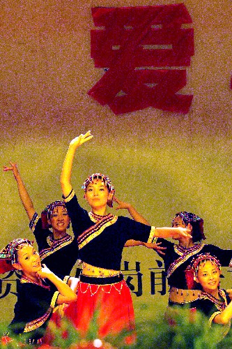 7月15日,2008年“資教生”在培訓(xùn)班結(jié)業(yè)典禮上表演文藝節(jié)目。新華社發(fā)(楊宏斌 攝)