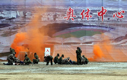 7月16日,特種兵在演習(xí)處理突發(fā)事件。 當(dāng)日,河北省奧運安保領(lǐng)導(dǎo)小組組織邊防、陸航、海軍和河北政法系統(tǒng)等單位在北京奧運會協(xié)辦城市之一的秦皇島市舉行奧運安保陸海空聯(lián)合實戰(zhàn)演習(xí)。 新華社記者楊世堯攝