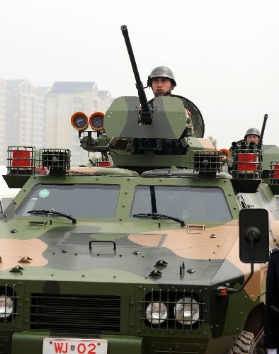 7月16日,參加演習(xí)的武警防爆車隊(duì)接受檢閱。 當(dāng)日,河北省奧運(yùn)安保領(lǐng)導(dǎo)小組組織邊防、陸航、海軍和河北政法系統(tǒng)等單位在北京奧運(yùn)會(huì)協(xié)辦城市之一的秦皇島市舉行奧運(yùn)安保陸??章?lián)合實(shí)戰(zhàn)演習(xí)。 新華社記者楊世堯攝