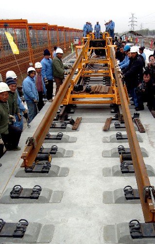 這是京津城際高速鐵路鋪下第一根鐵軌(2007年11月13日攝)。新華社記者 王曄彪 攝
