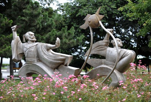 青島市東海路雕塑園內(nèi)的不銹鋼雕塑《聞雞起舞》(7月30日攝)。漫步青島街頭,抬眼可見(jiàn)一件件動(dòng)感十足的雕塑作品,盡顯這座海濱城市的活力與熱情。新華社記者 宋振平 攝