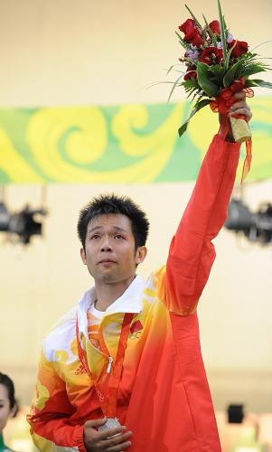 8月11日,中國(guó)選手朱啟南在領(lǐng)獎(jiǎng)臺(tái)上熱淚盈眶。當(dāng)日,在北京奧運(yùn)會(huì)射擊男子10米氣步槍決賽中,印度選手賓德拉奪得金牌,雅典奧運(yùn)會(huì)冠軍、中國(guó)選手朱啟南獲銀牌,芬蘭選手哈基寧獲銅牌。新華社記者 焦衛(wèi)平 攝