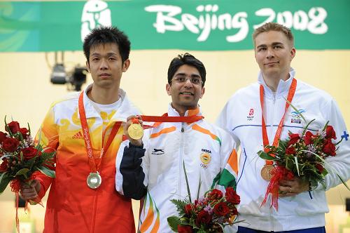 8月11日,印度選手賓德拉(中)、中國(guó)選手朱啟南(左)、芬蘭選手哈基寧(右)在領(lǐng)獎(jiǎng)臺(tái)上。新華社記者 焦衛(wèi)平 攝