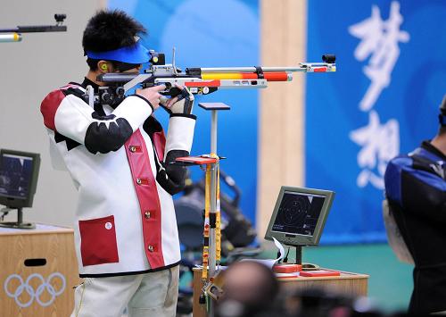 8月11日,中國(guó)選手朱啟南在北京奧運(yùn)會(huì)男子10米氣步槍決賽中。當(dāng)日,北京奧運(yùn)會(huì)射擊男子10米氣步槍決賽在北京射擊館舉行,中國(guó)選手朱啟南以699.7環(huán)的成績(jī)奪得亞軍。 新華社記者 徐家軍攝