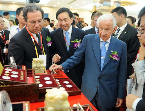 8月11日,國際奧委會(huì)終身名譽(yù)主席薩馬蘭奇在觀看奧運(yùn)紀(jì)念幣。新華社記者 李曉果 攝