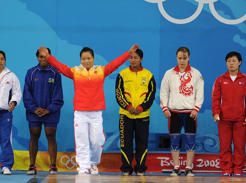 8月11日,中國運動員陳艷青(左三)出場。當日,北京奧運會舉重女子58公斤級決賽在北京航空航天大學體育館舉行。新華社記者 楊磊 攝