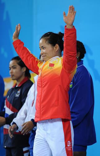 8月11日,中國運動員陳艷青向觀眾致意。當日,北京奧運會舉重女子58公斤級決賽在北京航空航天大學體育館舉行。 新華社記者武巍攝