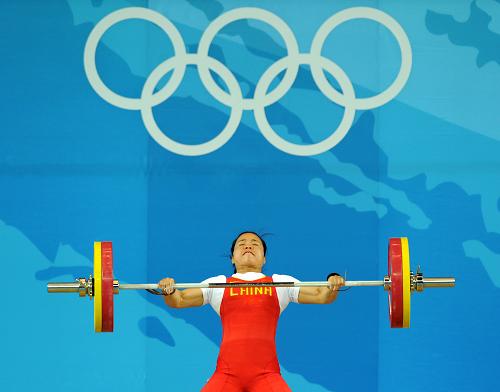 8月11日,中國運動員陳艷青在比賽中。當日,北京奧運會舉重女子58公斤級決賽在北京航空航天大學體育館打響。 新華社記者楊磊攝