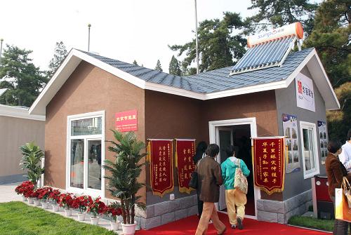 10月17日,在北京舉行的節(jié)能環(huán)保展上,觀眾到抗震節(jié)能小屋參觀。該小屋采用粉煤灰泡沫混凝土與輕型鋼結構制成,可以抗9級地震。新華社發(fā)