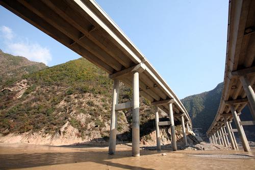 12月1日在秦嶺中拍攝的寶天高速公路。新華社發(fā)(劉民主 攝)