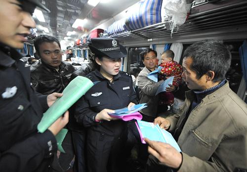 12月6日,蚌埠鐵路公安處乘警支隊(duì)乘警劉佳在溫州至阜陽(yáng)列車上給返鄉(xiāng)農(nóng)民工解釋回鄉(xiāng)就業(yè)政策和勞動(dòng)法常識(shí)。新華社記者 王雷 攝