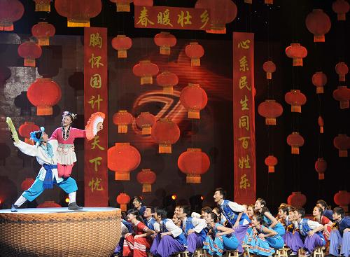 這是演員在表演彩調(diào)劇《四門摘花》。 新華社記者周華 攝