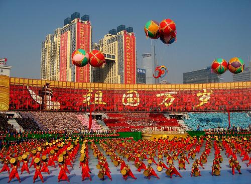 12月11日,廣西壯族自治區(qū)成立50周年慶祝大會在南寧召開。大會舉行大型文藝表演《錦繡壯鄉(xiāng)》。新華社記者 劉廣銘 攝