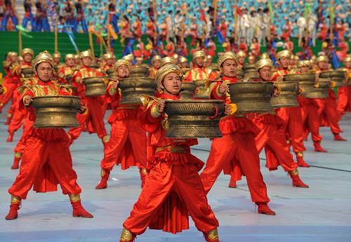 12月11日,廣西壯族自治區(qū)成立50周年慶祝大會在南寧召開。大會舉行大型文藝表演《錦繡壯鄉(xiāng)》。新華社記者 周華 攝